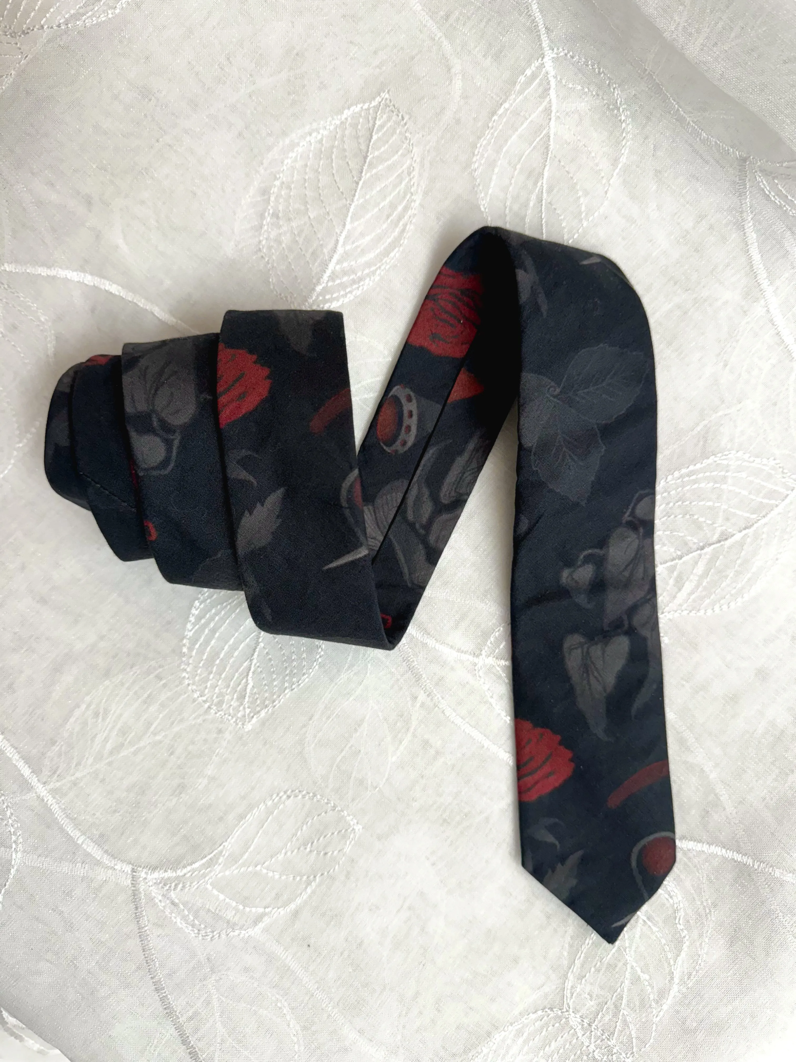 Haun-tied Skinny Tie